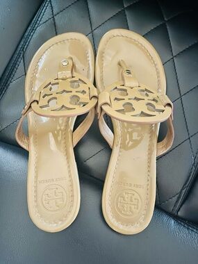 Tory Burch Patent Leather Logo Thong Sandals in Nude